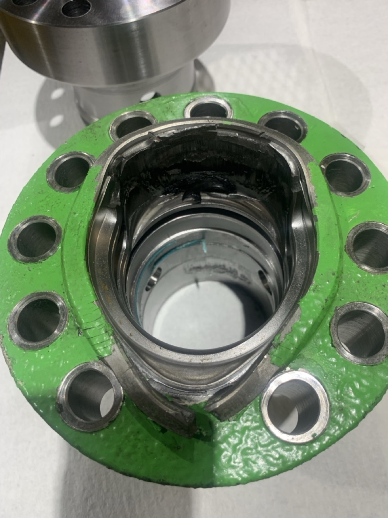 Damaged hydraulic cylinder head with failed internal sealing surface